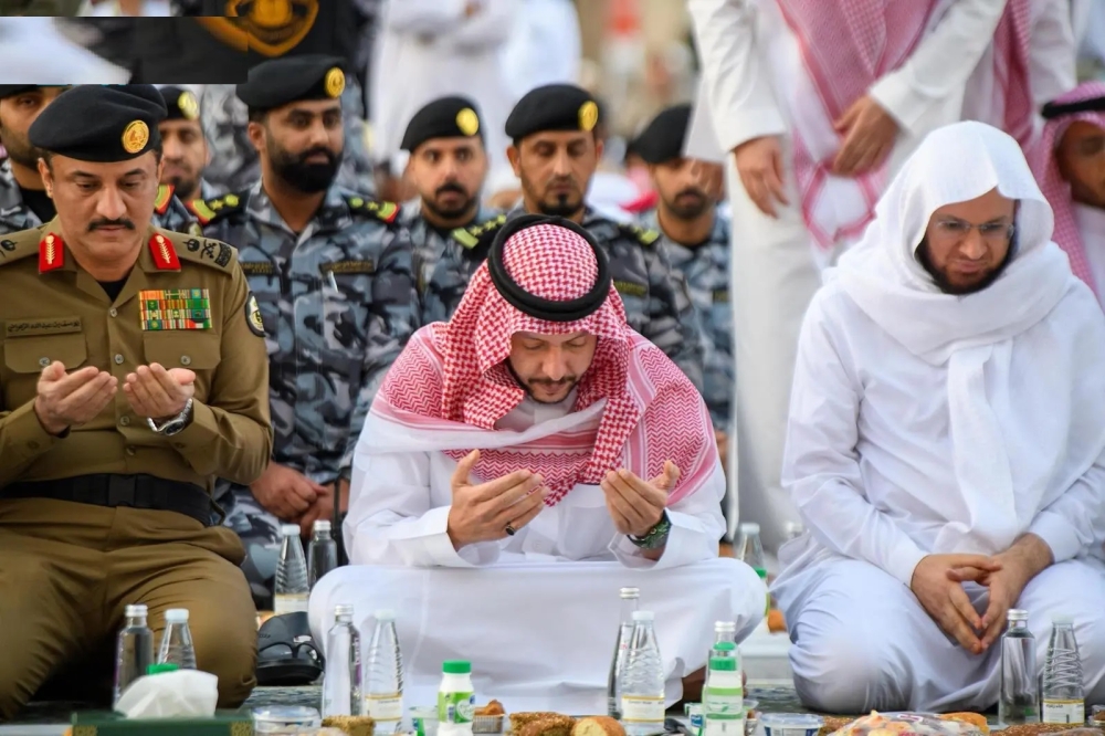 **نائب أمير المدينة يشارك حراس الحرم الإفطار** 37 في-ساحة-المسجد-النبوي.-نائب-أمير-المدينة-المنورة-يشارك-رجال-الأمن-إفطارهم