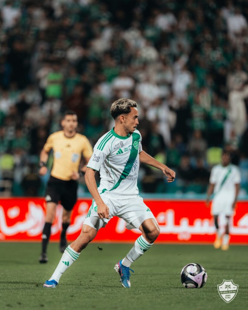 قرار مثير للجدل.. خبير تحكيمي يؤكد: طرد مستحق للاعب الأهلي في لقاء الرياض. 45 عاجل.-خبير-تحكيمي-لـ-الميدان:-لاعب-الأهلي-استحق-الحصول-على-بطاقة-حمراء-أمام-الرياض