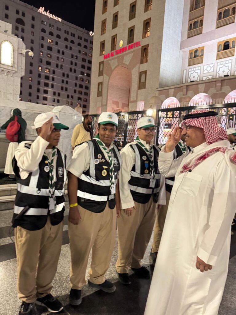 : كشافة العناية: بصمات بيضاء في رحاب الحرمين. 37 شاهد.-جهود-تطوعية-متميزة-للكشافة-في-خدمة-المعتمرين-والزوار-بالحرمين