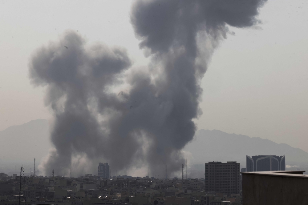 طهران تهدد برد "صادق" على الضربات الأمريكية والإسرائيلية. 60 إيران:-سنرد-بحزم-على-الضربات-الأمريكية-والإسرائيلية