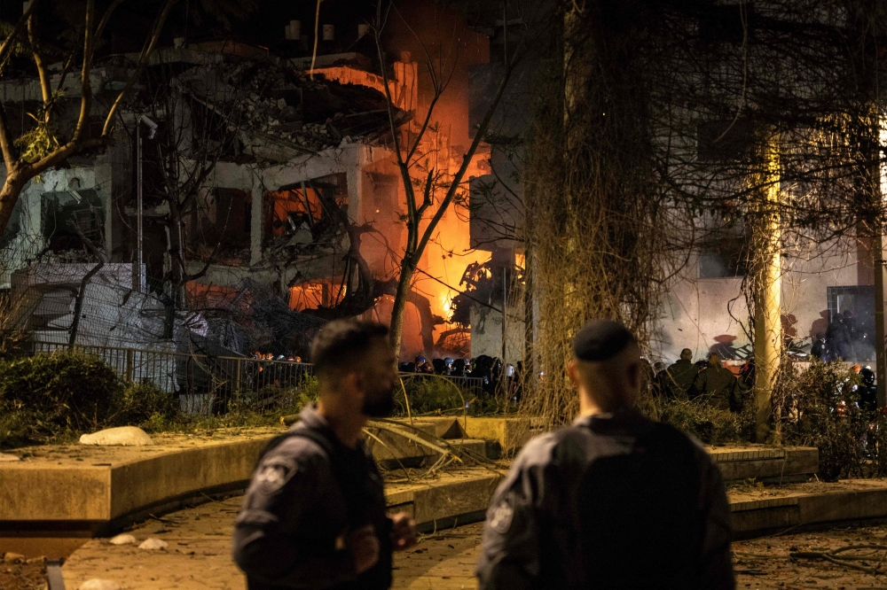 إيران تطلق وابلاً من الصواريخ نحو إسرائيل في تصعيد خطير. 57 عاجل-الحرس-الثوري-الإيراني-يعلن-عملية-هجومية-عنيفة-باتجاه-إسرائيل