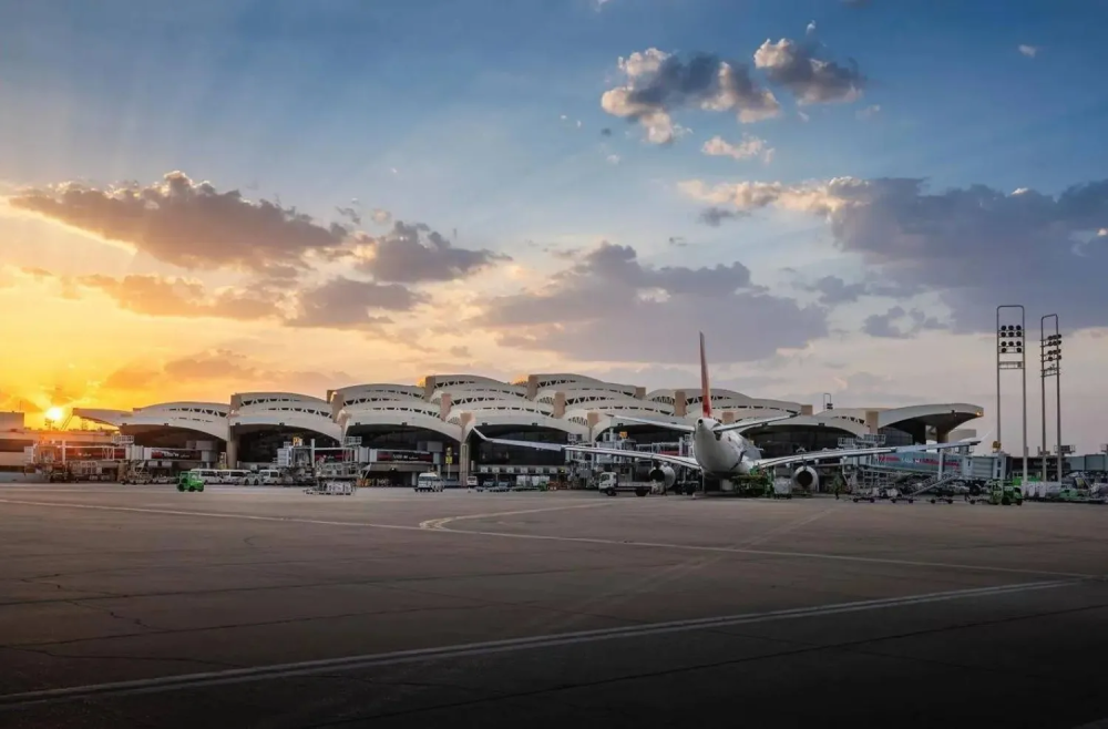 أمير الرياض ونائبه يتابعان أعمال استضافة العالقين في المطارات 2 أمير-الرياض-ونائبه-يتابعان-أعمال-استضافة-العالقين-في-المطارات