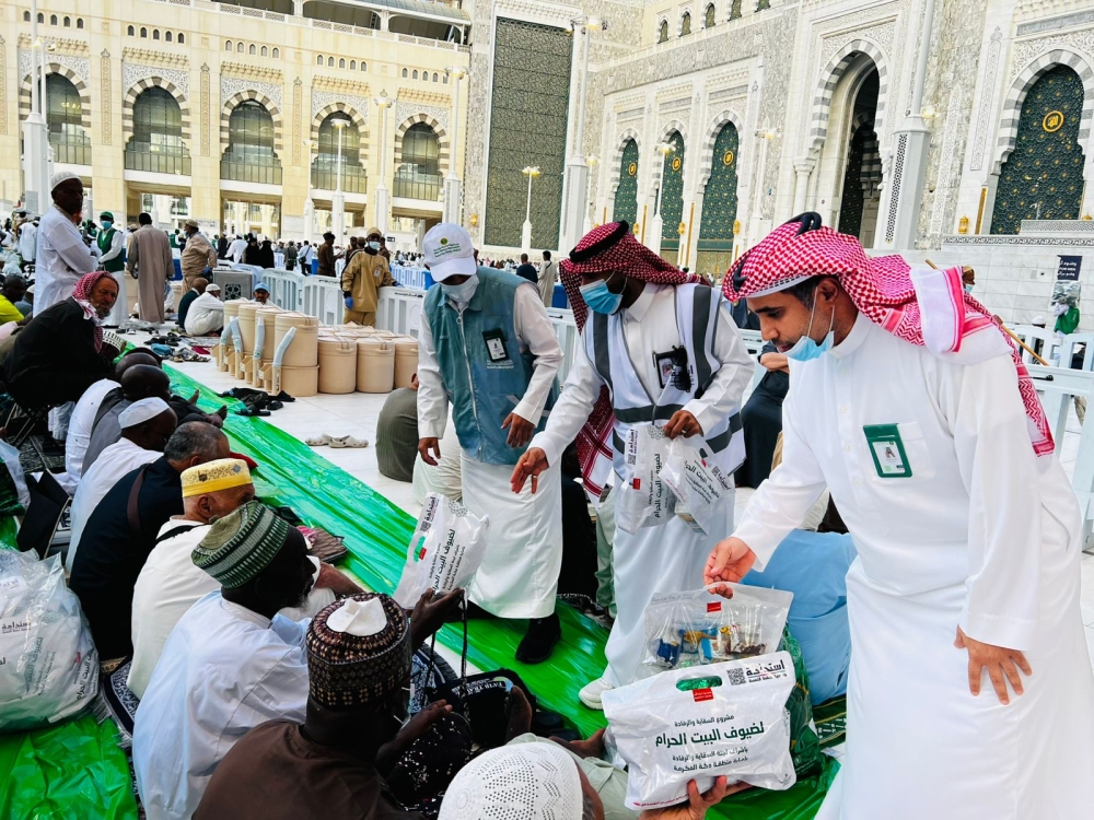 بيئة مكة و"استدامة" توزّعان 2000 وجبة إفطار على ضيوف الرحمن 53 بيئة-مكة-و”استدامة”-توزّعان-2000-وجبة-إفطار-على-ضيوف-الرحمن