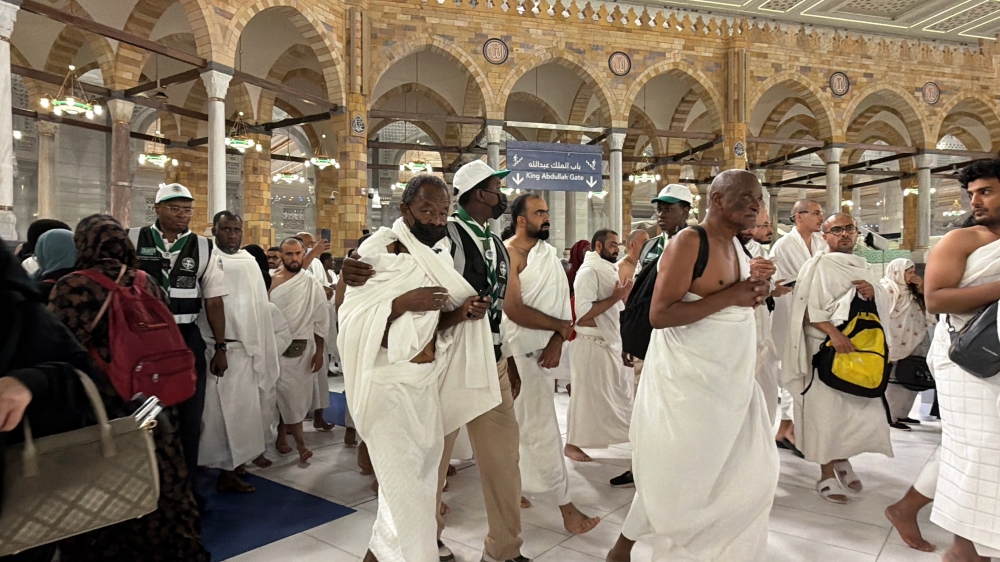 قائد كشفي يأوي معتمرًا تائهًا بمنزله وينهي معاناة فقدانه 28 قائد-كشفي-يأوي-معتمرًا-تائهًا-بمنزله-وينهي-معاناة-فقدانه