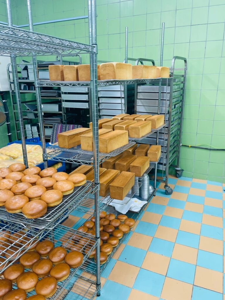 إغلاق معمل مخبوزات عشوائي في ذهبان وإتلاف 102 كجم من الأغذية المخالفة 55 إغلاق-معمل-مخبوزات-عشوائي-في-ذهبان-وإتلاف-102-كجم-من-الأغذية-المخالفة