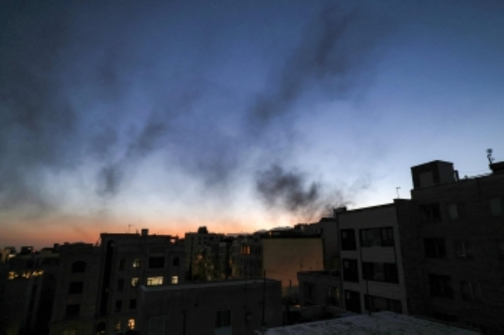 دوي انفجارين قويين في طهران يحدثان سحابة هائلة من الدخان الأسود 53 دوي-انفجارين-قويين-في-طهران-يحدثان-سحابة-هائلة-من-الدخان-الأسود