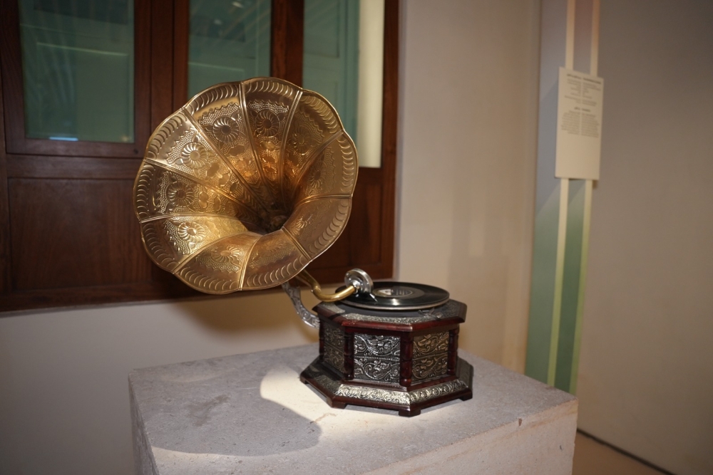 متحف طارق عبدالحكيم.. "اليوم" ترصد سيرة الموسيقى السعودية بين جدران جدة التاريخية 2 متحف-طارق-عبدالحكيم.-“اليوم”-ترصد-سيرة-الموسيقى-السعودية-بين-جدران-جدة-التاريخية