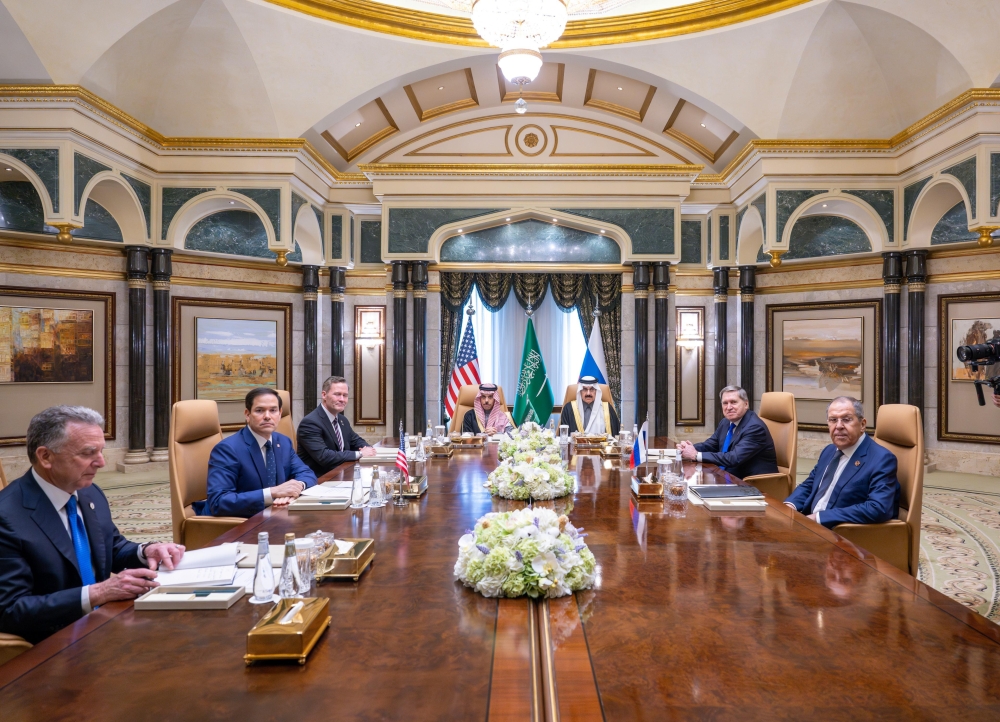 **ولي العهد: دبلوماسية حكيمة ترسخ نفوذ المملكة العالمي.** 34 بالحكمة-والفاعلية.-دبلوماسية-ولي-العهد-تعزز-مكانة-المملكة-إقليميًا-وعالميًا