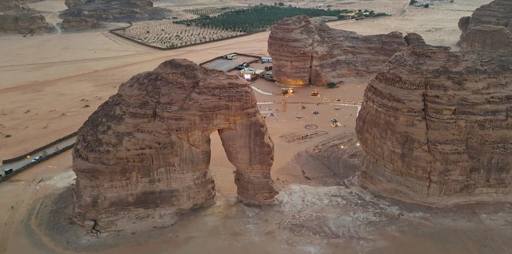 "العُلا تستقبل الصباح بوجبة إفطار لا تُنسى في صخرة الفيل" 11 صخرة-الفيل-في-العُلا.-وجهة-مفضّلة-للأهالي-والزوار-لتناول-الإفطار