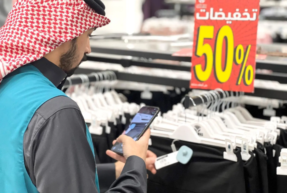 "العيد على أعتابه.. "التجارة" تكثف الرقابة بـ 8 آلاف جولة تفتيشية" 8 “التجارة”:-8-آلاف-زيارة-تفتيشية-على-منافذ-بيع-مستلزمات-العيد