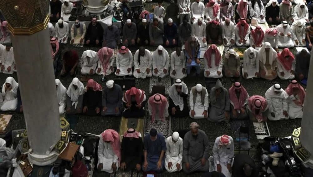 ليلة 27 رمضان: خشوع وروحانية في رحاب المسجد النبوي. 37 بالصور-|-ليلة-27-رمضان.-أجواء-إيمانية-مهيبة-في-المسجد-النبوي