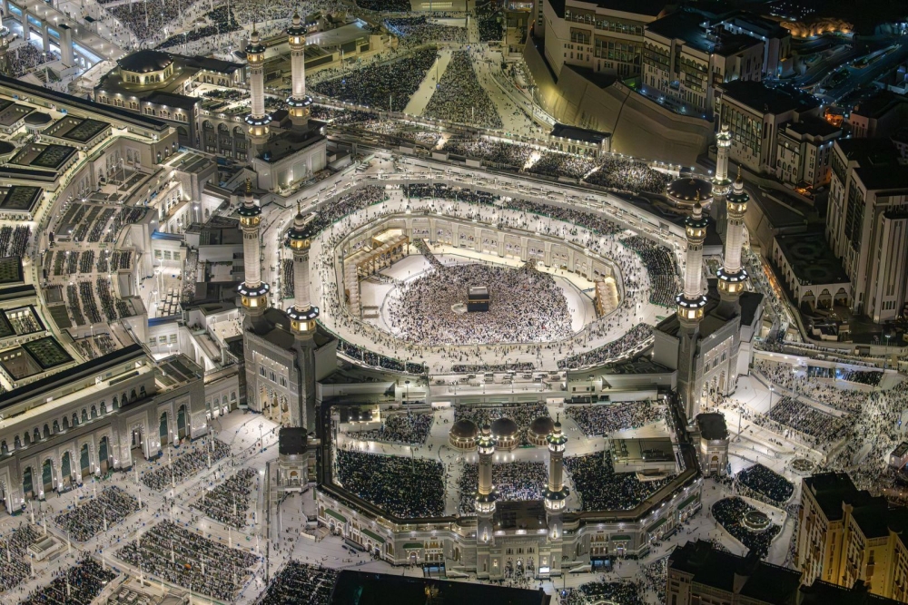 الحرمان الشريفان يستقبلان ملايين المصلين في ليلة ختم القرآن 2 الحرمان-الشريفان-يستقبلان-ملايين-المصلين-في-ليلة-ختم-القرآن