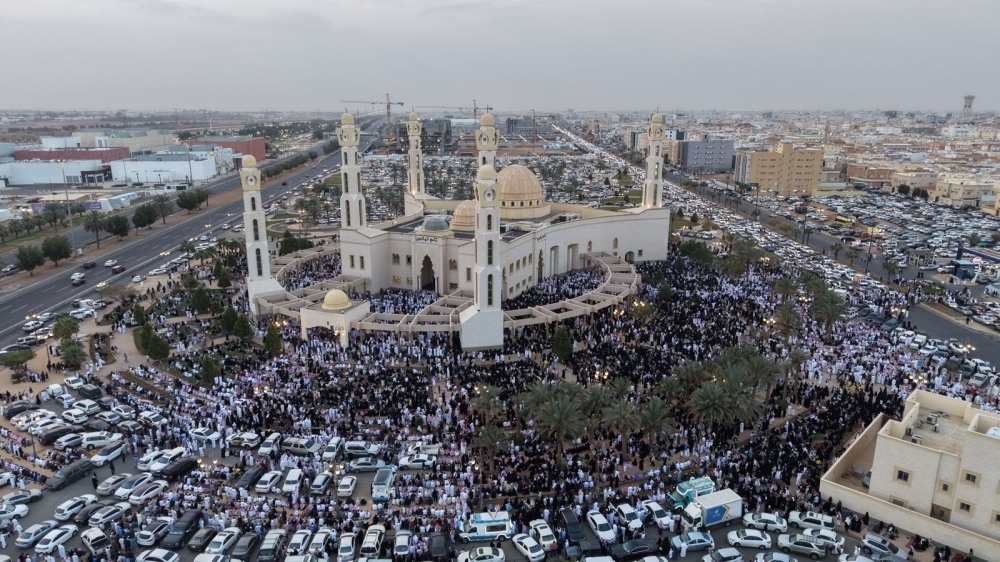 صور.. لقطات جوية مبهرة لجامع الوالدين في تبوك خلال صلاة عيد الفطر 50 صور.-لقطات-جوية-مبهرة-لجامع-الوالدين-في-تبوك-خلال-صلاة-عيد-الفطر