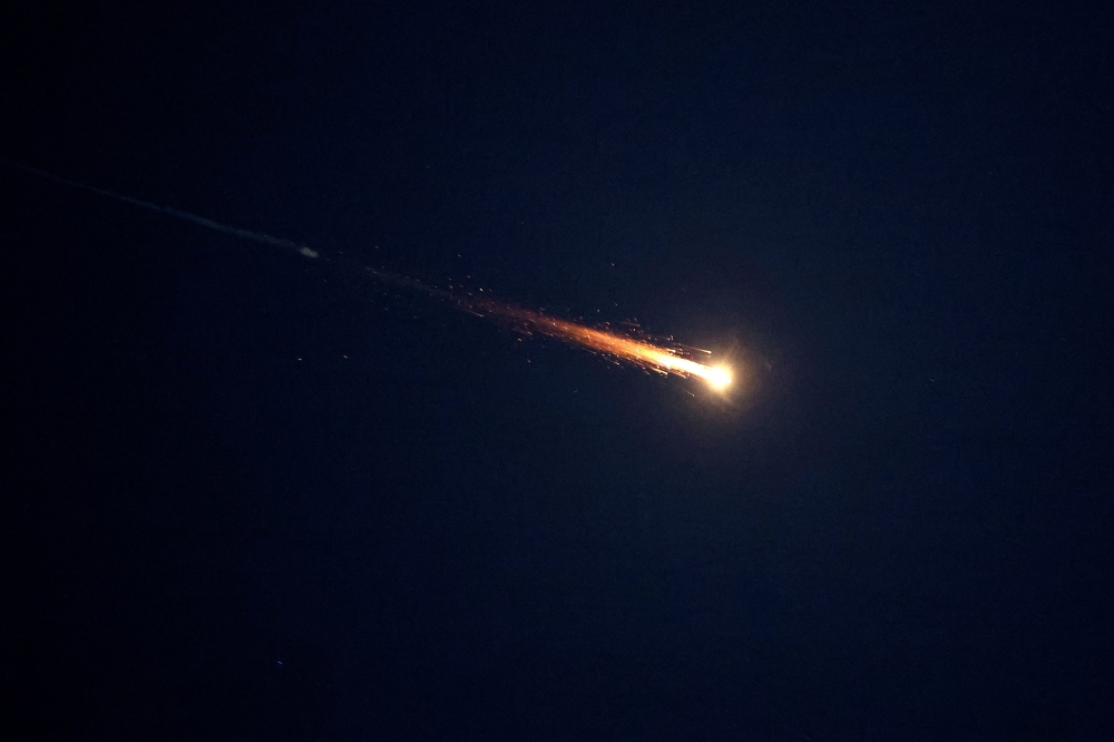 بصاروخين تعطل أحدهما.. إيران تستهدف قاعدة أمريكية بريطانية في المحيط الهندي 10 بصاروخين-تعطل-أحدهما.-إيران-تستهدف-قاعدة-أمريكية-بريطانية-في-المحيط-الهندي