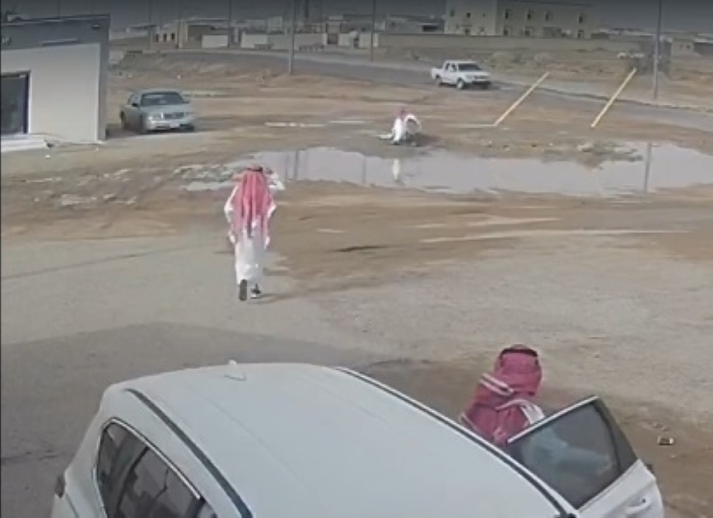 حائل.. مواطن ينقذ طفلًا من وقع في مستنقع طيني أول أيام العيد 38 حائل.-مواطن-ينقذ-طفلًا-من-وقع-في-مستنقع-طيني-أول-أيام-العيد