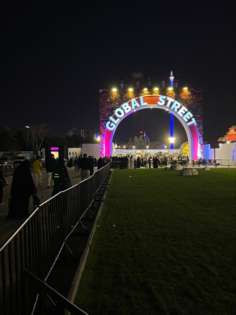 "اليوم" ترصد: إقبال لافت على "الشارع العالمي" في جدة خلال عيد الفطر 21 “اليوم”-ترصد:-إقبال-لافت-على-“الشارع-العالمي”-في-جدة-خلال-عيد-الفطر