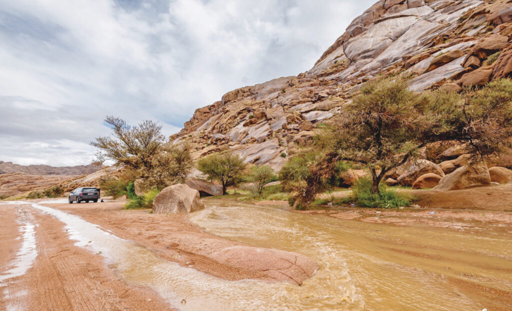 الأمطار وجريان الأودية تغري المتنزهين في حائل 3 الأمطار-وجريان-الأودية-تغري-المتنزهين-في-حائل