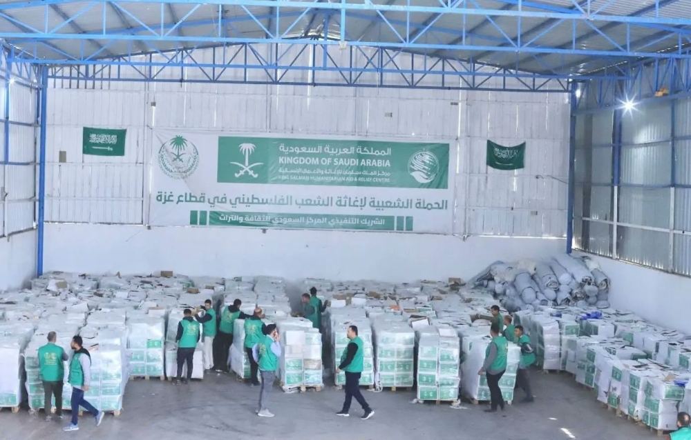 "الملك سلمان للإغاثة" يوزع سلالًا غذائية في مخيمات النازحين في غزة 1 “الملك-سلمان-للإغاثة”-يوزع-سلالًا-غذائية-في-مخيمات-النازحين-في-غزة