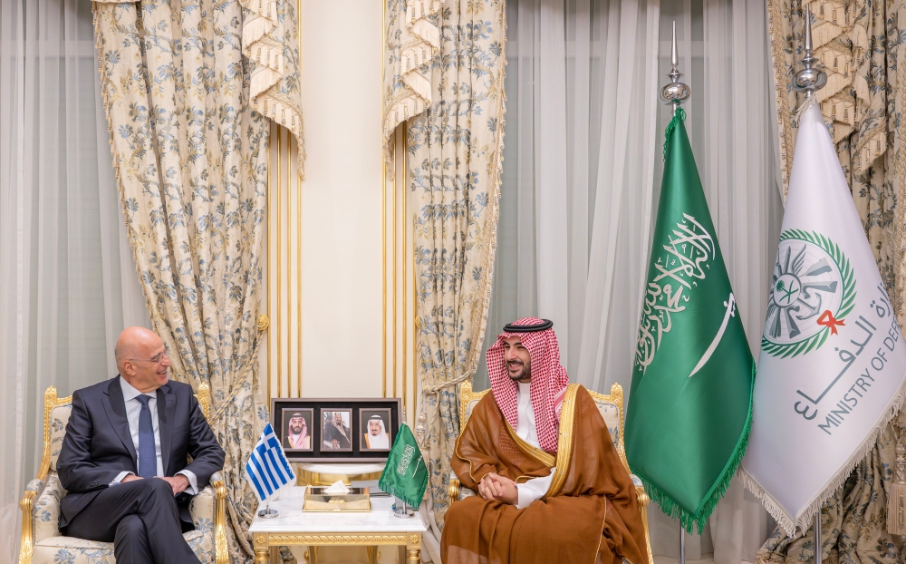 وزير الدفاع يبحث تداعيات الهجمات الإيرانية مع نظيره اليوناني 8 وزير-الدفاع-يبحث-تداعيات-الهجمات-الإيرانية-مع-نظيره-اليوناني