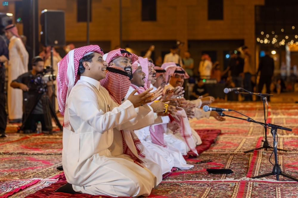 صور| "فن السامر والمحاورة" تعكس الموروث السعودي بقصر الحكم في الرياض 22 صور|-“فن-السامر-والمحاورة”-تعكس-الموروث-السعودي-بقصر-الحكم-في-الرياض