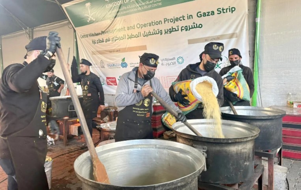 صور.. مركز الملك سلمان يوزع 23880 وجبة غذائية ساخنة في غزة 1 صور.-مركز-الملك-سلمان-يوزع-23880-وجبة-غذائية-ساخنة-في-غزة