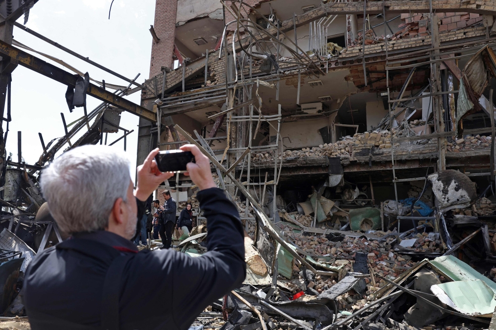 ضربات أمريكية إسرائيلية على مطار في جنوب غرب إيران 9 ضربات-أمريكية-إسرائيلية-على-مطار-في-جنوب-غرب-إيران