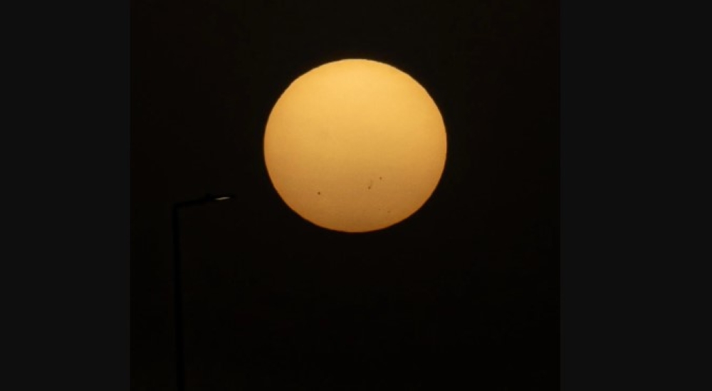 من سماء عرعر.. رصد 7 بقع شمسية تُنذر بزيادة التوهجات والانبعاثات 35 من-سماء-عرعر.-رصد-7-بقع-شمسية-تُنذر-بزيادة-التوهجات-والانبعاثات