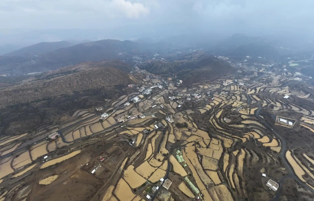 الأمطار ترسم لوحات طبيعية فريدة تبرز روعة تضاريس عسير 20 الأمطار-ترسم-لوحات-طبيعية-فريدة-تبرز-روعة-تضاريس-عسير