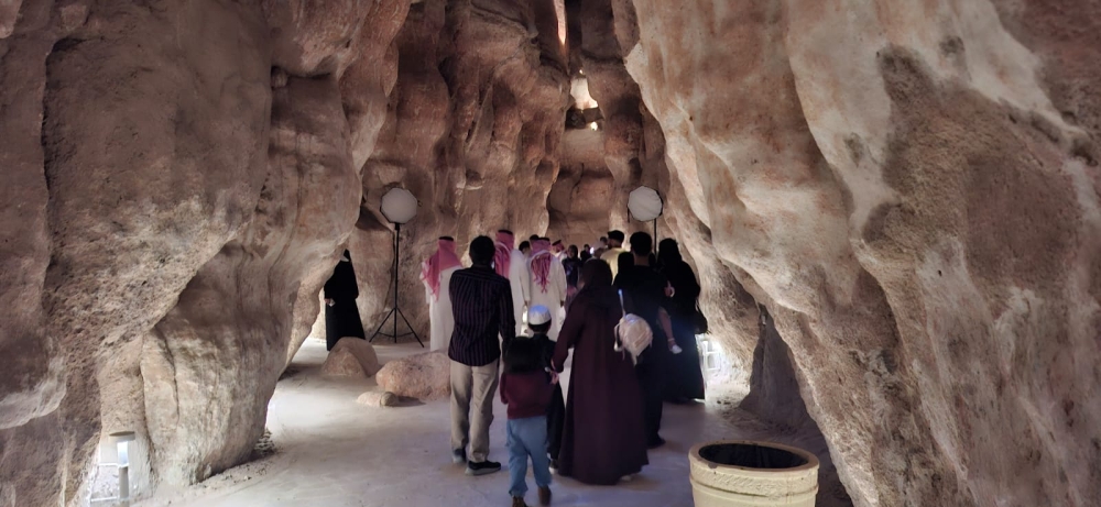 الأحساء.. كهوف جبل القارة تجذب العالم وتعزز الهوية السياحية 10 الأحساء.-كهوف-جبل-القارة-تجذب-العالم-وتعزز-الهوية-السياحية