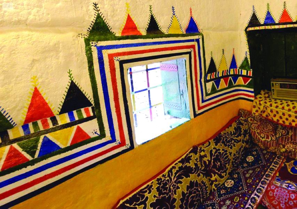 القط العسيري.. فن ينسج روعة الثقافة على جدران المنازل 34 القط-العسيري.-فن-ينسج-روعة-الثقافة-على-جدران-المنازل