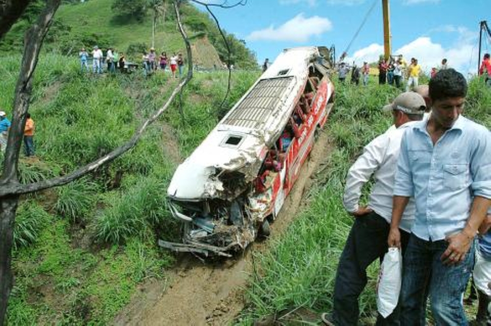 مصرع 11 وإصابة 20 جراء سقوط حافلة في وادٍ جنوب الإكوادور 59 مصرع-11-وإصابة-20-جراء-سقوط-حافلة-في-وادٍ-جنوب-الإكوادور
