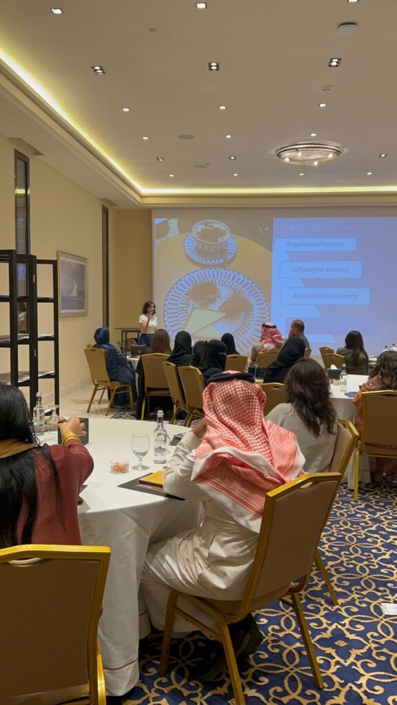 آنا زينولا تكشف لـ«اليوم» عن التحولات المتسارعة لقطاع الأزياء في المملكة 1 آنا-زينولا-تكشف-لـ«اليوم»-عن-التحولات-المتسارعة-لقطاع-الأزياء-في-المملكة