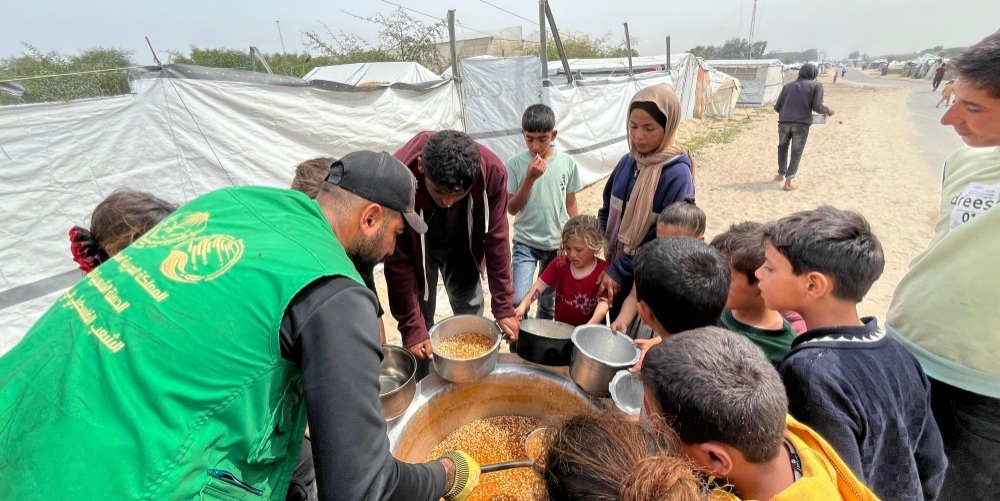 استفاد منها 25,000 فرد.. مركز الملك سلمان يوزع وجبات غذائية في غزة 38 استفاد-منها-25,000-فرد.-مركز-الملك-سلمان-يوزع-وجبات-غذائية-في-غزة