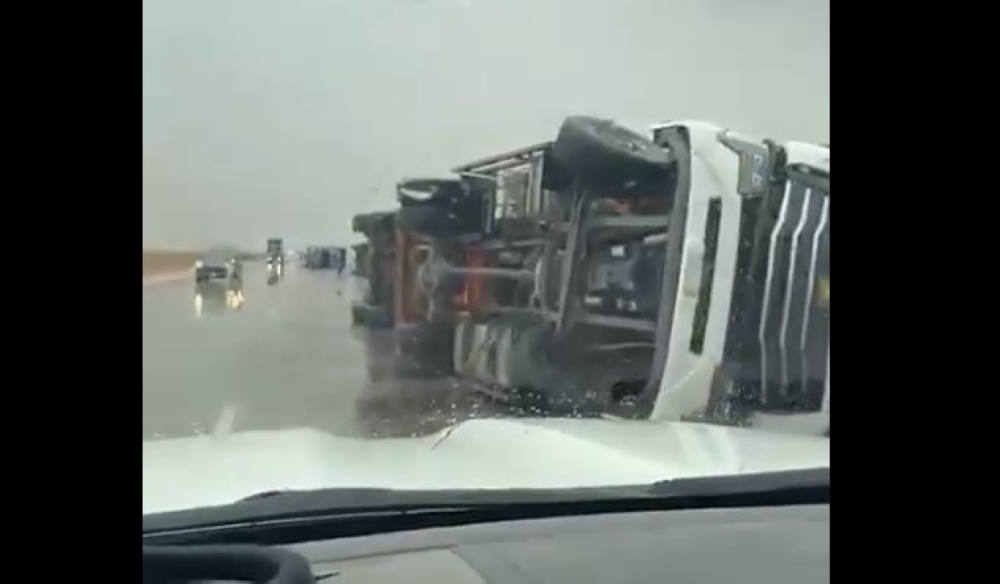 "ظاهرة جوية خطيرة السبب".. خبير يكشف لـ "اليوم" حقيقة "التريلات" المقلوبة وسط المملكة 33 “ظاهرة-جوية-خطيرة-السبب”.-خبير-يكشف-لـ-“اليوم”-حقيقة-“التريلات”-المقلوبة-وسط-المملكة