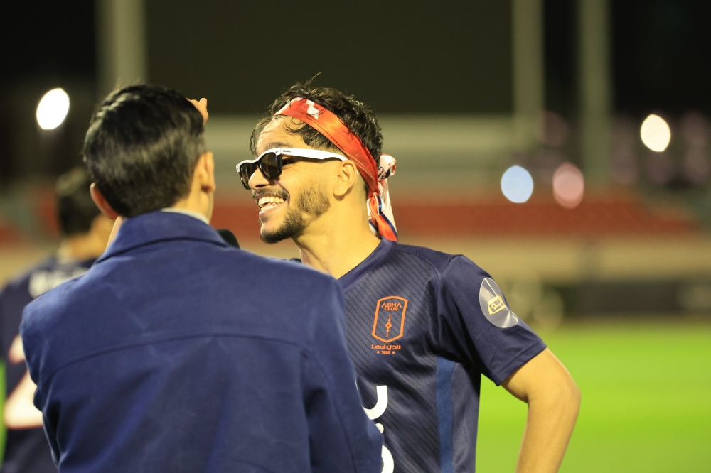 استغل ممازحة صديقه له.. نجم أبها يعترف بأنه قصد طرد لاعب الطائي رغم صداقتهما 47 استغل-ممازحة-صديقه-له.-نجم-أبها-يعترف-بأنه-قصد-طرد-لاعب-الطائي-رغم-صداقتهما