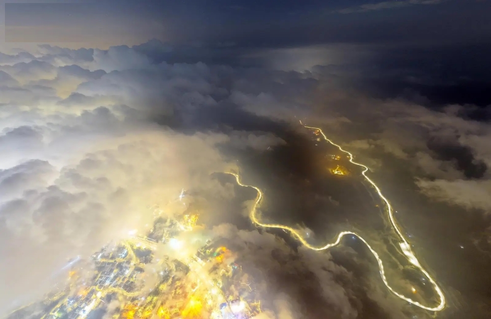 مساء أبها.. الضباب والغيوم تصنع لوحة مبهرة على قمم المرتفعات 18 مساء-أبها.-الضباب-والغيوم-تصنع-لوحة-مبهرة-على-قمم-المرتفعات