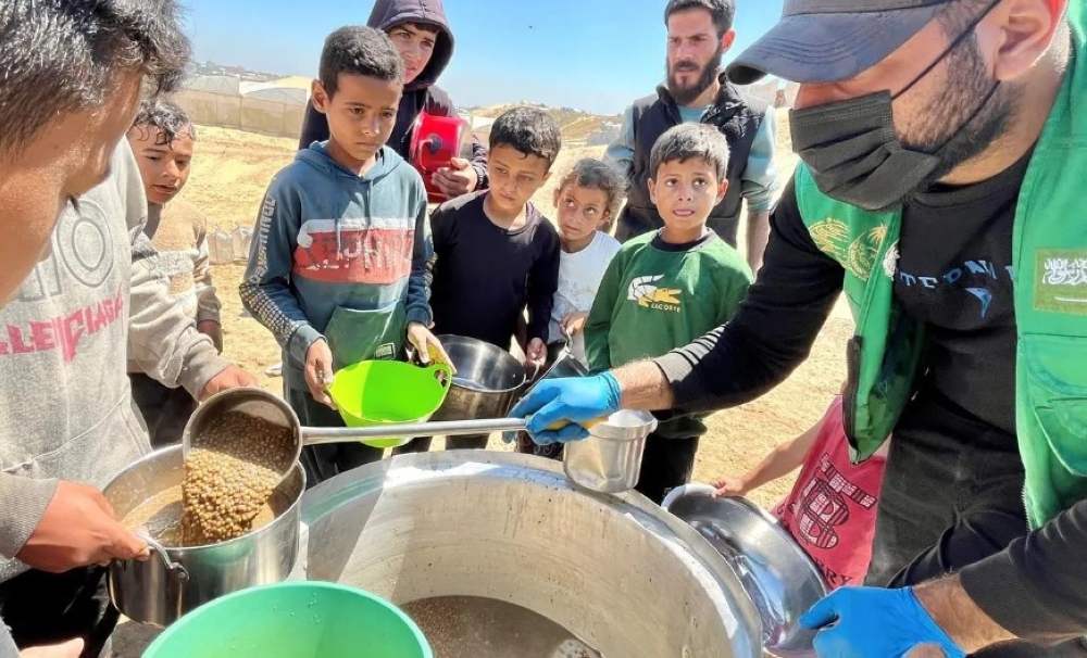 صور | دعم سعودي متواصل لغزة.. وجبات ساخنة وسلال غذائية للأسر المحتاجة 53 صور-|-دعم-سعودي-متواصل-لغزة.-وجبات-ساخنة-وسلال-غذائية-للأسر-المحتاجة