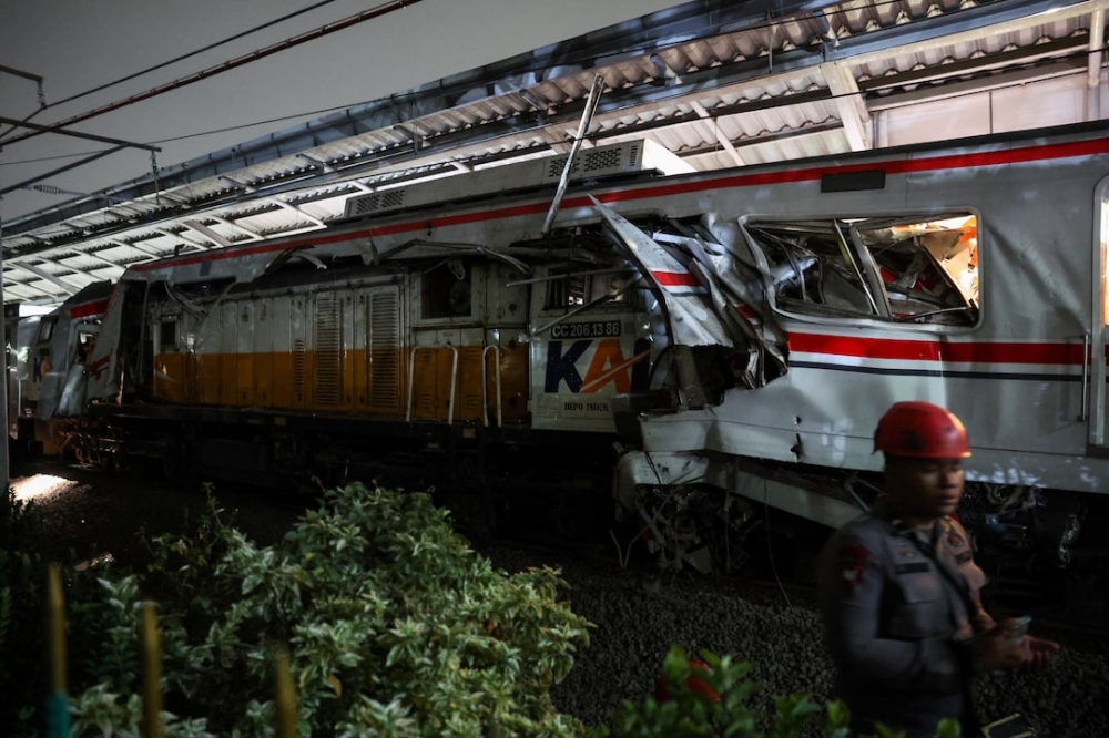 قتيلان على الأقل جراء تصادم قطارين قرب جاكرتا 63 قتيلان-على-الأقل-جراء-تصادم-قطارين-قرب-جاكرتا