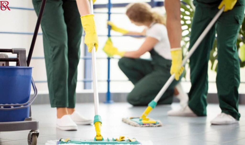 من يضمن جودة الخدمة المنزلية؟ كيف تحاول منصة بروكر إعادة تنظيم سوق الخدمات المنزلية في السعودية 11 moping floor and cleaning railing picture id944633842 1170x694 1