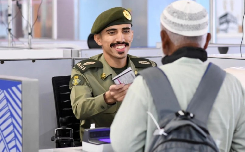 صور.. الجوازات تنهي إجراءات حجاج الصومال بسلاسة في المدينة المنورة 35 صور.-الجوازات-تنهي-إجراءات-حجاج-الصومال-بسلاسة-في-المدينة-المنورة